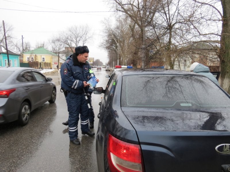 В Балашове сотрудники Госавтоинспекции провели беседы с водителями по безопасности дорожного движения в зимний период