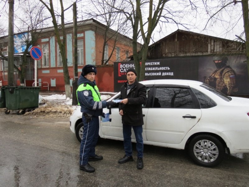 В Балашове сотрудники Госавтоинспекции провели беседы с водителями по безопасности дорожного движения в зимний период