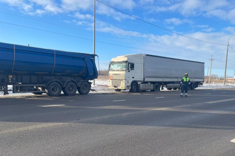 В Балашове сотрудники Госавтоинспекции оказали помощь водителю грузового автомобиля, попавшему в сложную дорожную ситуацию