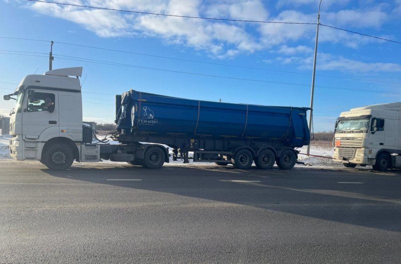 В Балашове сотрудники Госавтоинспекции оказали помощь водителю грузового автомобиля, попавшему в сложную дорожную ситуацию