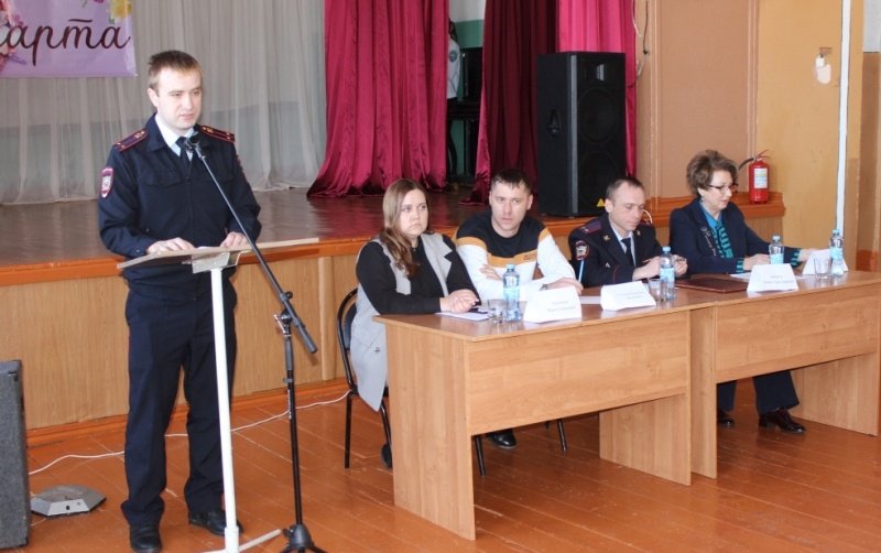 В Балашовском районе участковые уполномоченные полиции отчитались о работе перед жителями