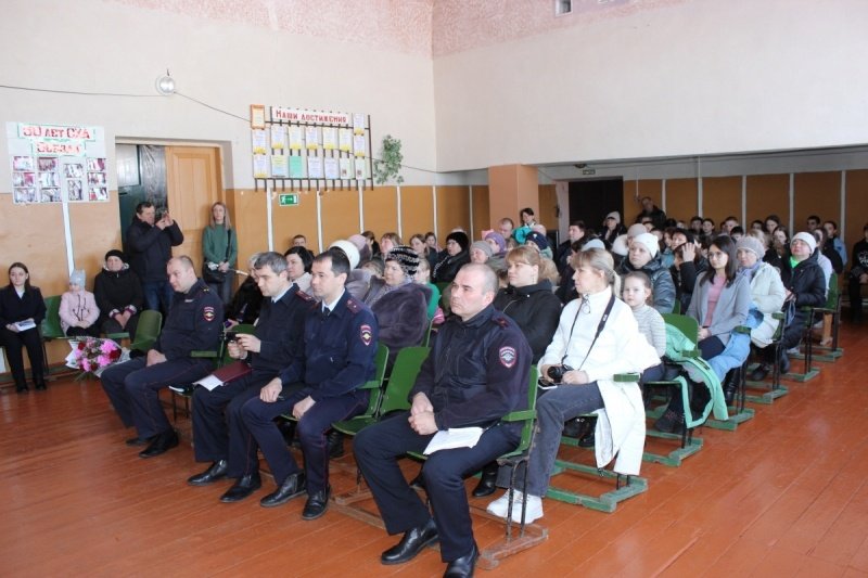 В Балашовском районе участковые уполномоченные полиции отчитались о работе перед жителями